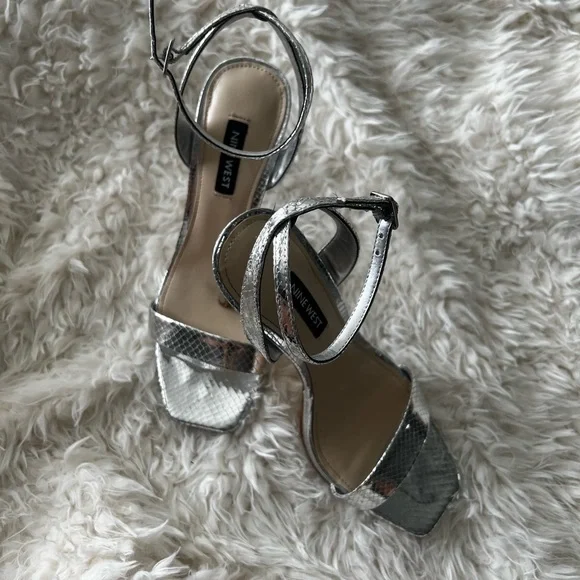 Silver Nine West high heels - Picture 4 of 7
